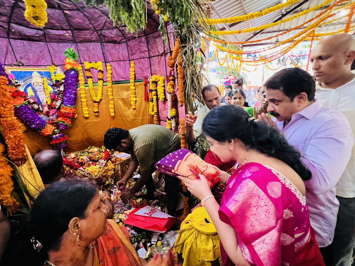 PedadaRamani's tweet photo. విశాఖ ఉత్తర నియోజకవర్గం మాధవధార 50వార్డు లో జరుగుతున్న శ్రీ శ్రీ శ్రీ కుంచమాంబ అమ్మవారు పండుగ మహోత్సవములో కుటుంబ సభ్యులతో పాల్గొని అమ్మవారిని దర్శించుకున్న రమణికుమారి గారు. https://t.co/HZTveKfdNB