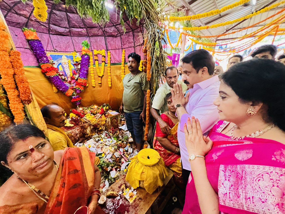 PedadaRamani's tweet photo. విశాఖ ఉత్తర నియోజకవర్గం మాధవధార 50వార్డు లో జరుగుతున్న శ్రీ శ్రీ శ్రీ కుంచమాంబ అమ్మవారు పండుగ మహోత్సవములో కుటుంబ సభ్యులతో పాల్గొని అమ్మవారిని దర్శించుకున్న రమణికుమారి గారు. https://t.co/HZTveKfdNB