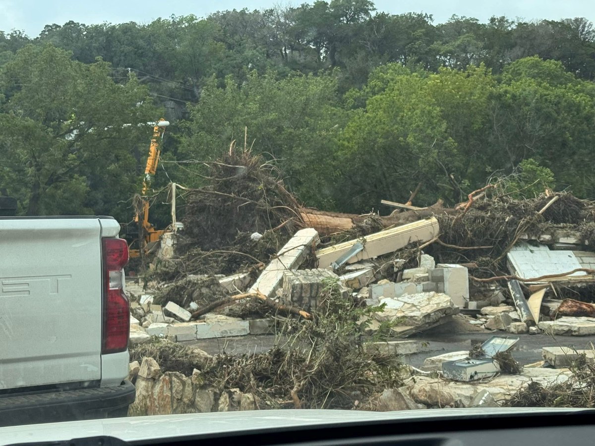 TownsendTreeSvc's tweet image. Crews in #KerrvilleTX have been hard at work assisting our #utility #partners with clean up and restoration efforts after devastating #flooding ravaged portions of the state. Our #thoughtsandprayers go out to the families affected. #StaySafe