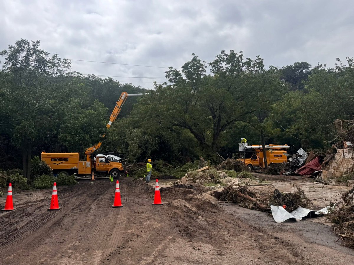 TownsendTreeSvc's tweet image. Crews in #KerrvilleTX have been hard at work assisting our #utility #partners with clean up and restoration efforts after devastating #flooding ravaged portions of the state. Our #thoughtsandprayers go out to the families affected. #StaySafe