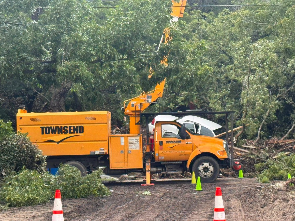 TownsendTreeSvc's tweet image. Crews in #KerrvilleTX have been hard at work assisting our #utility #partners with clean up and restoration efforts after devastating #flooding ravaged portions of the state. Our #thoughtsandprayers go out to the families affected. #StaySafe