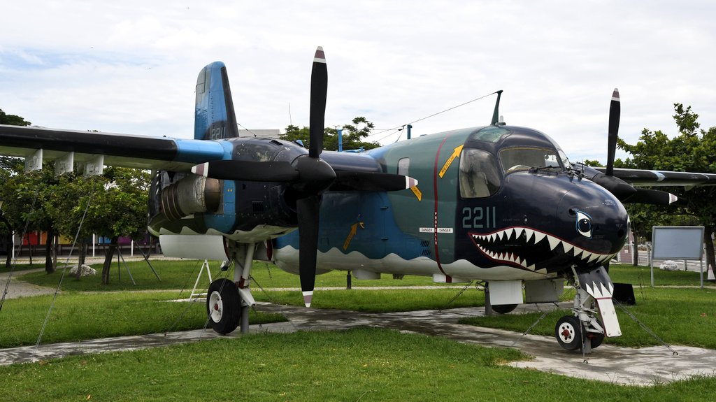 k_fox48jet's tweet image. 昨年は水没していてまともに見られなかった安平港濱歴史公園を再訪
F-5F,S-2T,S-2A,HU-16,T-28,T-33,F-104A,S-70の計8機が展示されており、一般人が訪問可能な中では台湾国内2番目の規模
スペースはまだまだ空いているので追加の展示にも期待です