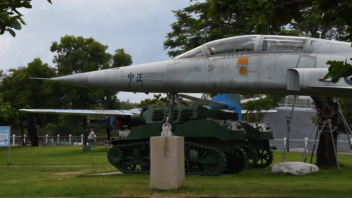 k_fox48jet's tweet image. 昨年は水没していてまともに見られなかった安平港濱歴史公園を再訪
F-5F,S-2T,S-2A,HU-16,T-28,T-33,F-104A,S-70の計8機が展示されており、一般人が訪問可能な中では台湾国内2番目の規模
スペースはまだまだ空いているので追加の展示にも期待です