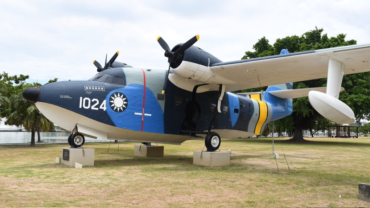 k_fox48jet's tweet image. 昨年は水没していてまともに見られなかった安平港濱歴史公園を再訪
F-5F,S-2T,S-2A,HU-16,T-28,T-33,F-104A,S-70の計8機が展示されており、一般人が訪問可能な中では台湾国内2番目の規模
スペースはまだまだ空いているので追加の展示にも期待です