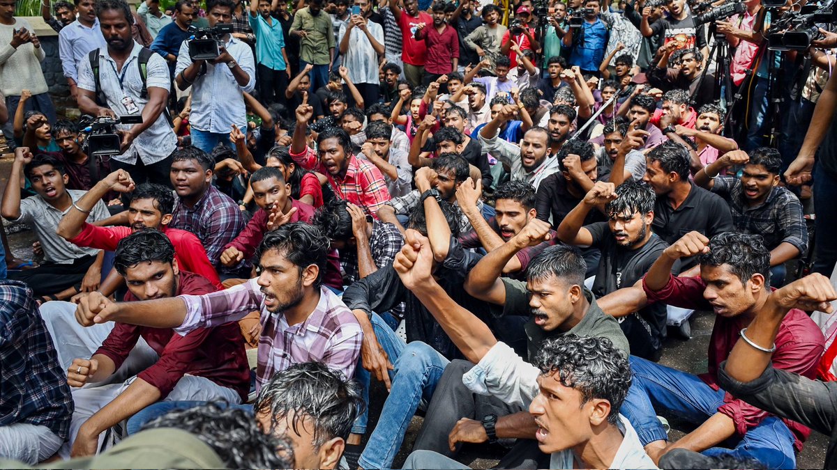 ആരോഗ്യ മേഖല തകർന്ന് തരിപ്പണമായി കിടക്കുമ്പോൾ,
മൂത്ത സഖാവ് അമേരിക്കയിൽ ചികിത്സക്ക് പോയിരിക്കുമ്പോൾ,
മരുമോൻ ചാര വനിത കെണിയിൽ പെട്ടിരിക്കുമ്പോൾ,
ശ്രദ്ധ തിരിക്കാൻ ഒറ്റ മാർഗം - ഡിഫി കുട്ടികുരങ്ങന്മാരെ അഴിഞ്ഞാടാൻ വിടുക.

രണ്ടു ദിവസത്തെ ചർച്ചയൊക്കെ ഇനി അതിനെ പറ്റിയാകട്ടെ..
#കമ്മിബുദ്ധി