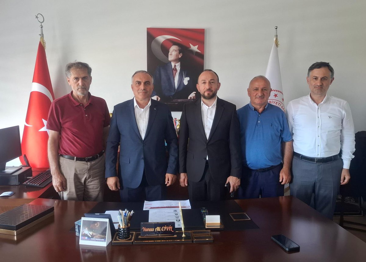 İlçe başkanımız Ahmet Uzun, yönetim kurulu üyeleri, meclis üyesi ile birlikte  Trabzon Ortahisar Gençlik ve Spor Müdürü olarak atanan hemşehrimiz Yunus Ali Civil' e hayırlı olsun ziyaretinde bulunduk. Yeni görevinde başarılar diliyoruz.