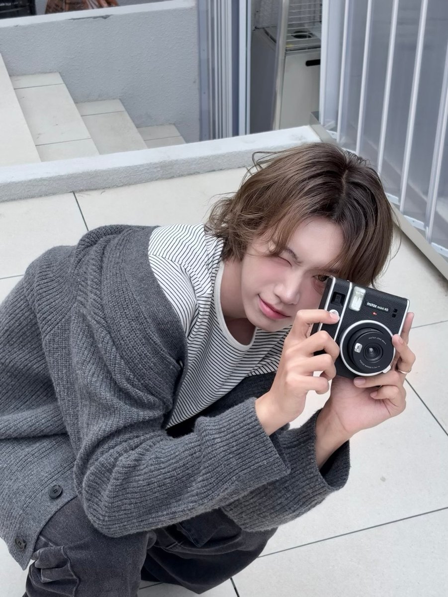 이게 인스타그램 zhangshuaibozz 계정에 올라온사진이 아니고  출처: AHOF weverse 라는게 구라같음  슈아이보코어 존예진짜