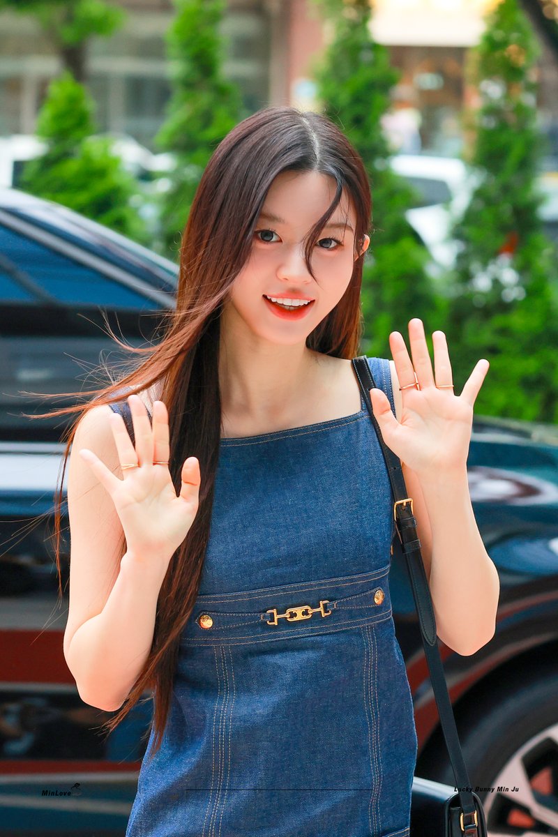 minlove511's tweet photo. 250704 
Music Bank HQ 

#아일릿 #민주 #ILLIT #MINJU https://t.co/81Xb76tcF1