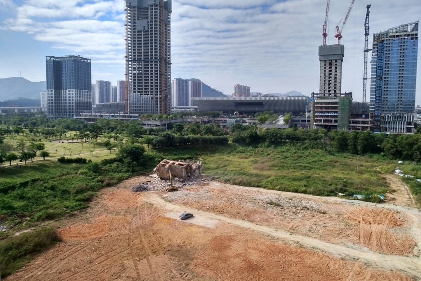 【开发商偏好低密度项目 深圳两宗“迷你”宅地连续高溢价入市】在2025年之前，深圳供应的宅地容积率普遍介于4.0至5.0左右。6月初至今，深圳“上架”了七宗宅地，容积率均不超过3.1。caixin.com/2025-07-08/102…