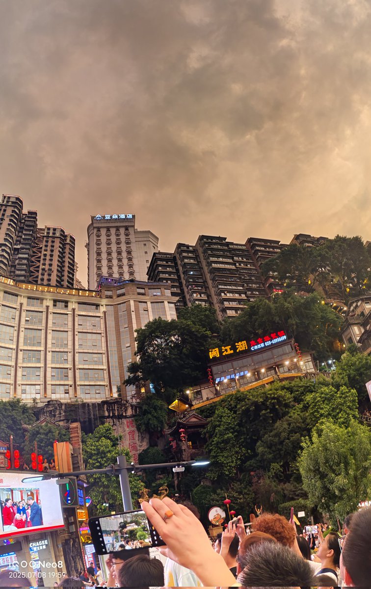 和老妈去重庆洪崖洞玩了，非常好的城市，感受到了重庆人的热情嘿嘿