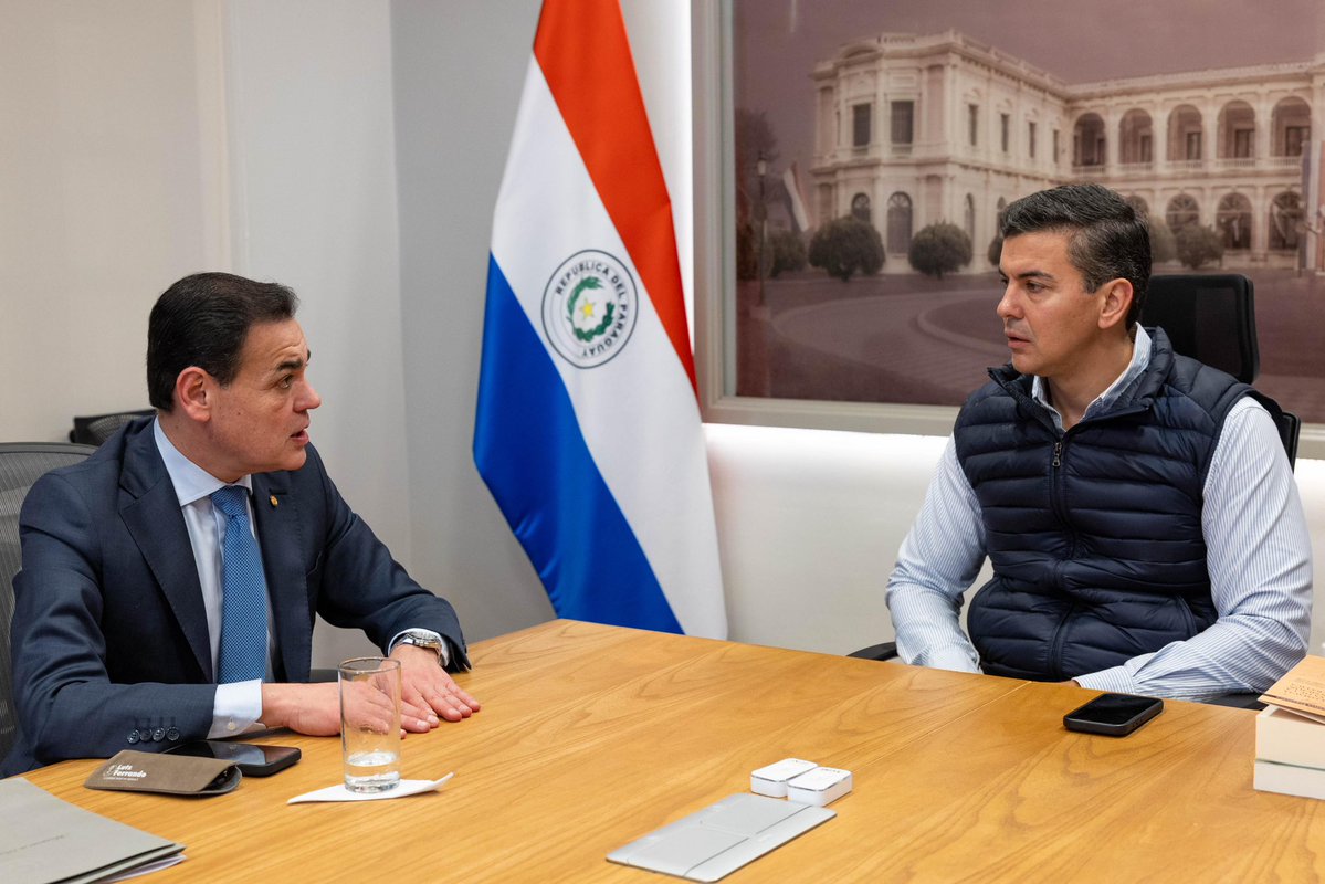 El presidente Santiago Peña mantuvo un encuentro con el canciller Rubén Ramírez Lezcano, p/ revisar avances y próximos pasos de la agenda internacional del Paraguay. El Gobierno del Paraguay reafirma su compromiso con una política exterior activa, moderna y al servicio del país.