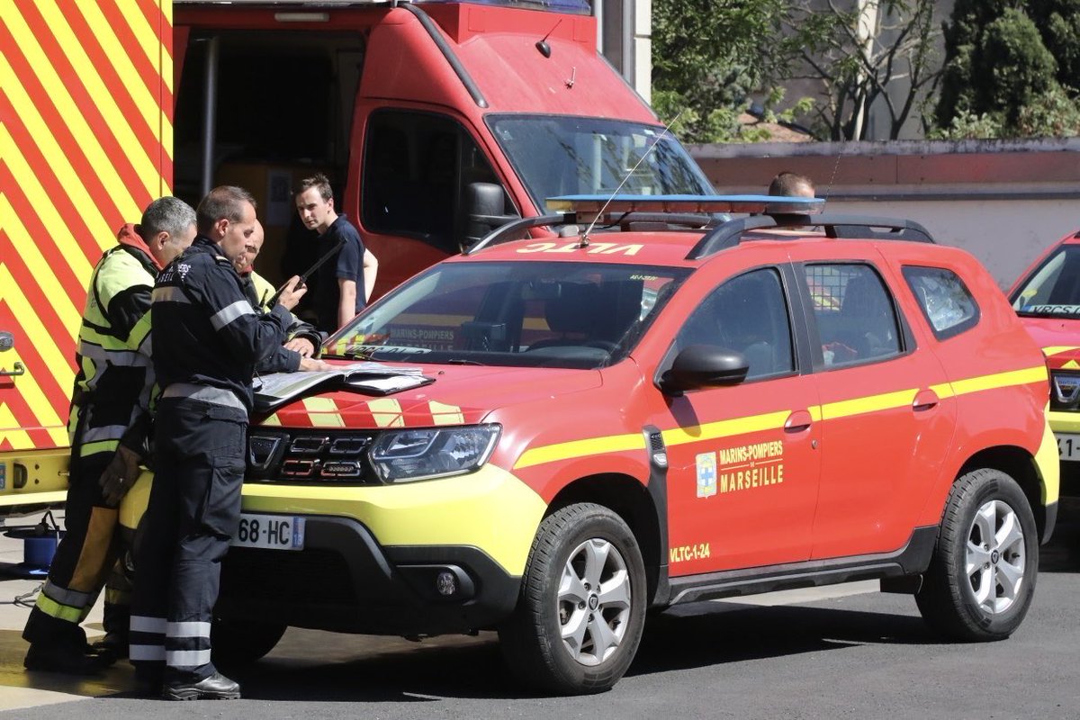 🔴 Soutien aux <a href="/Pompiers_13/">Pompiers13</a>, en contact permanent avec le bataillon des Marins-Pompiers de Marseille.

Une lutte en étroite collaboration est mise en place. En raison de l’incendie extrêmement virulent, l’effort se concentre sur la protection des points sensibles. 

🔴 Je demande