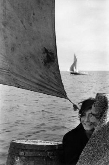 🍃

bu 
yaşa 
geldim 

içimde 
bir  ç o c u k  hâlâ 
sevgiler bekliyor sürekli senden

anamın bıraktığı yerden 
s a r ı l  bana

metin altıok

📷 sergio larrain