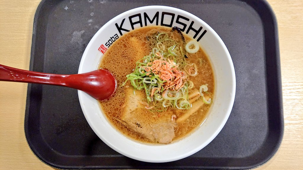 mesotaro443's tweet photo. そごう大宮お食事ちゅうぼう
『鶏soba KAMOSHI』にて

『えび味噌ラーメン』

ふわりと海老味噌が香る熱々スープに手揉み風中細平麺が美味…！
トッピングの桜海老が香ばしく、ザクザクのキクラゲもすごく好きな感じで◎♪

残ったのスープに〆のライスとバターやチーズ入れたくなるんよ…！

#KAMOSHI https://t.co/MKL7AqHjCp