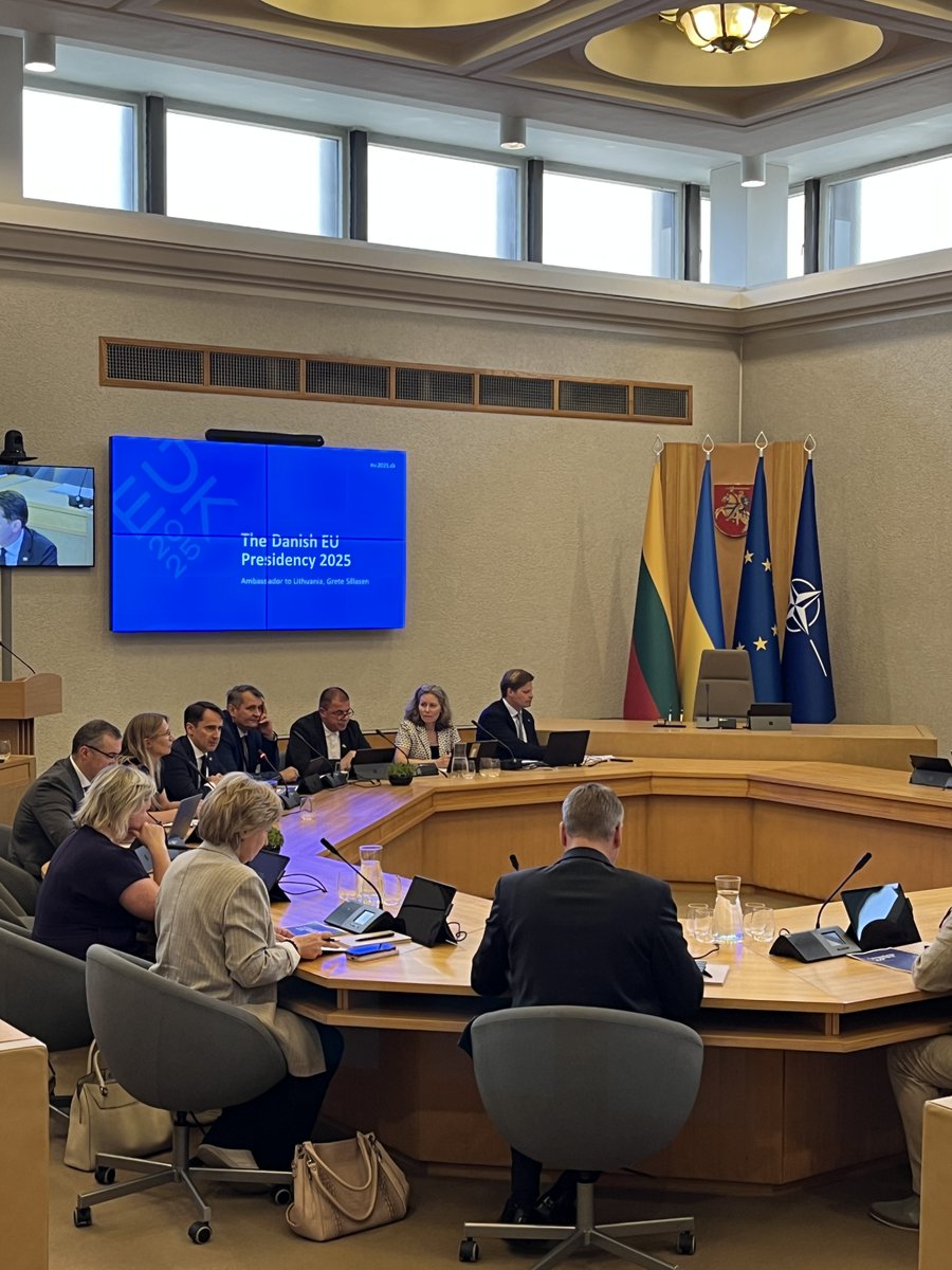DKAMBinLT's tweet image. Meeting the 🇱🇹 Governmental European Union Commission on 🇩🇰 Presidency priorities. Common ground for cooperation toward a secure, competitive and green Europe in the six months ahead! Thanks to Vice-Minister of Foreign Affairs @SigitasMitkus for chairing. #eu2025dk