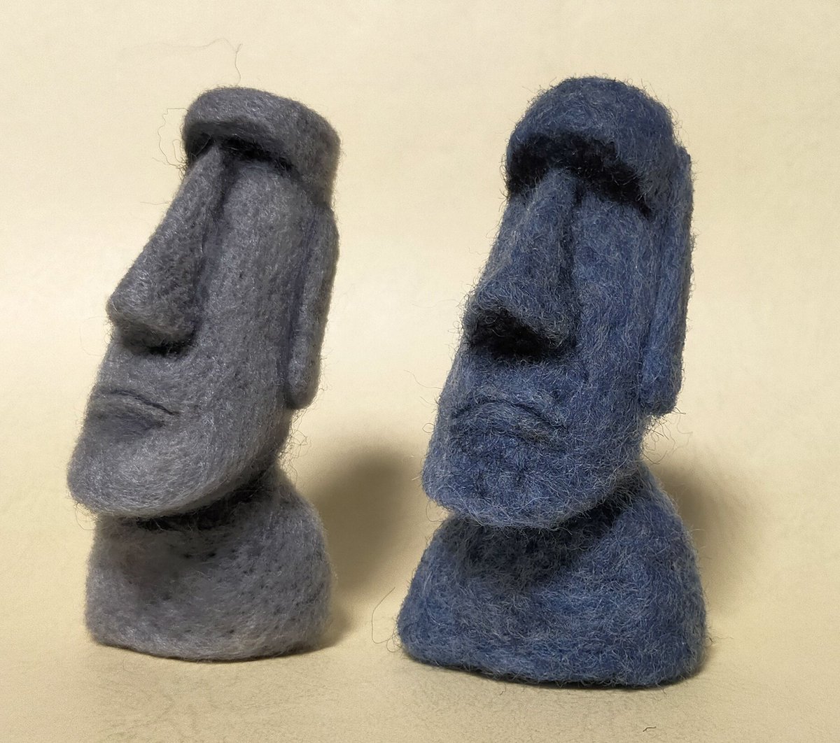 takebon11's tweet image. 軽めの何かを作りたかったので、またモアイを作ってみました。この2つ、造形は似ているけど、硬さは全然違うんですよ。
以前作ったモアイたちも一緒に…コレ、沢山並べるのも良さそうですね。
#羊毛フェルト
#モアイ