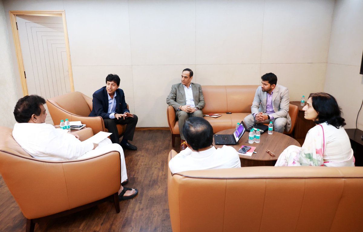 MBPatil's tweet photo. Met Mr. Pratik Kumar, CEO of #wiproinfrastructureengineering & MD,  #wiproenterprises, and Mr. Neeraj Pandita, Founder & Co-CEO, Wipro Electronic Materials. During the meeting, we discussed the company's future investment plans, job creation, and several other important issues.

I am confident that technology-based development in the state and the emergence of new opportunities for the youth will open many doors.

#Wipro @wiproinfra @PratikKumar_1