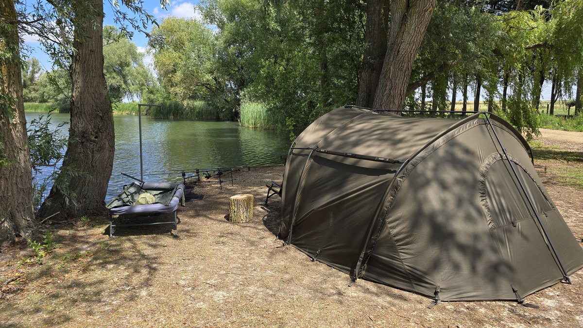 This is the absolute best place to be, fantastic 7 acre lake with carp to mid 40s and cats to 120lbs, only 7 anglers allowed on, lovely setting and plenty of space in the swim.......oh, and no work for the next 2 days so I can go into full chill mode. 😎