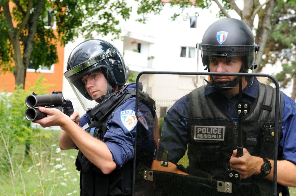 Les petits villages, les petites communes n'ont pas les moyens d'avoir une police municipale et encore moins une police armée.

Les missions de police doivent revenir à la gendarmerie et police nationale.

L'Etat se désengage partout. La séccurité n'est pas réservée aux riches.