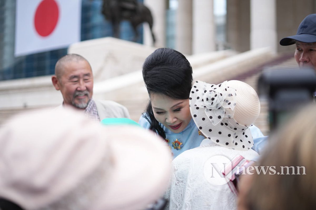 Тэр хажуу дахь нь бригадын генерал уу ккк