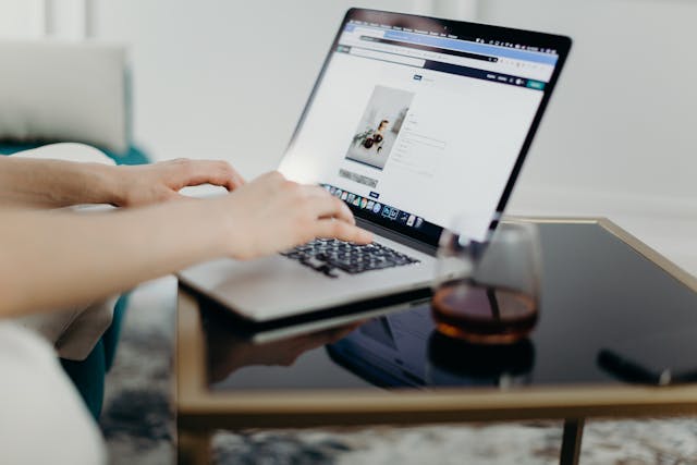 Koofr's public link feature makes it easy to share. Once a public link is sent to someone else, you lose control of how they distribute it.
👉The security relies on the recipient safeguarding the password, rather than the password's extreme complexity.
koofr.eu/blog/posts/sha…