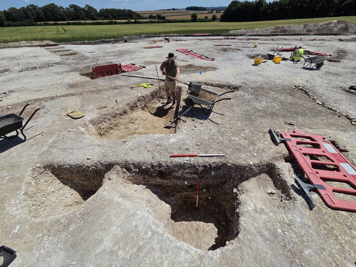 Durotrigesdig's tweet image. Day 2 of packdown week at #Durotriges25
Dani has finished the half section of a large Iron Age pit whilst behind, Barnaby and Alison plough on with theirs