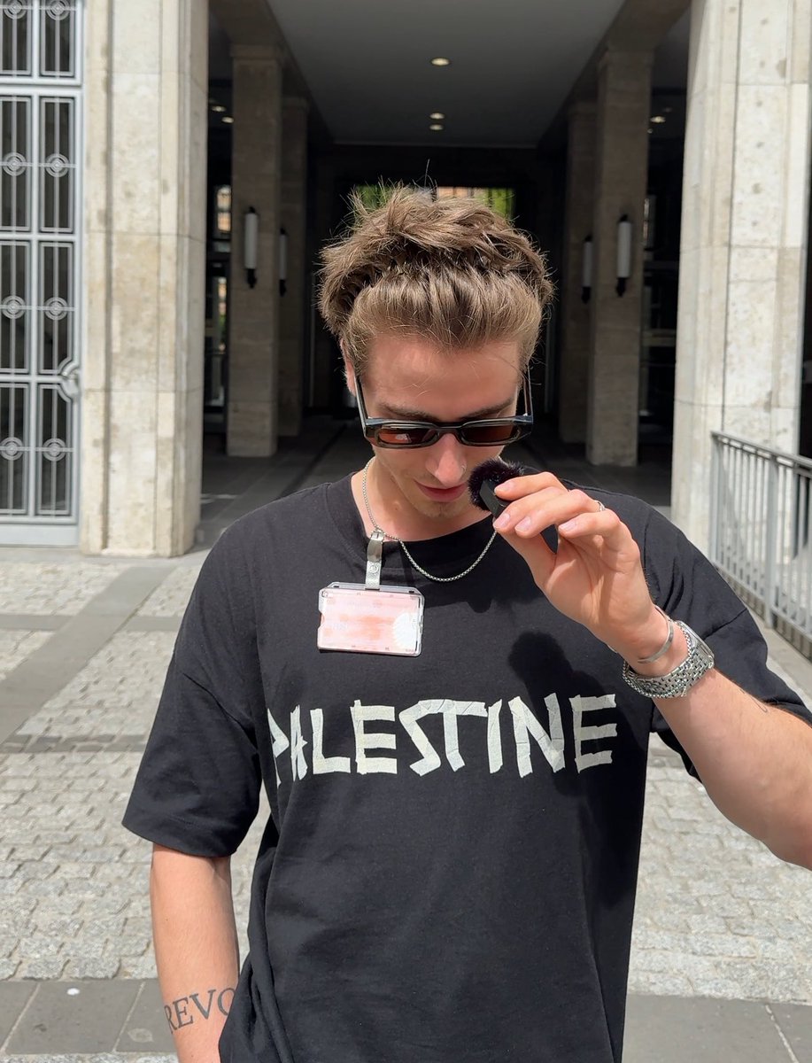 Simon David Dressler (@simondressler) on Twitter photo Schlechte Nachrichten für <a href="/JuliaKloeckner/">Julia Klöckner</a> ich habe die Liegenschaften des Deutschen Bundestags betreten Schlechte Nachrichten für <a href="/JuliaKloeckner/">Julia Klöckner</a> ich habe die Liegenschaften des Deutschen Bundestags betreten