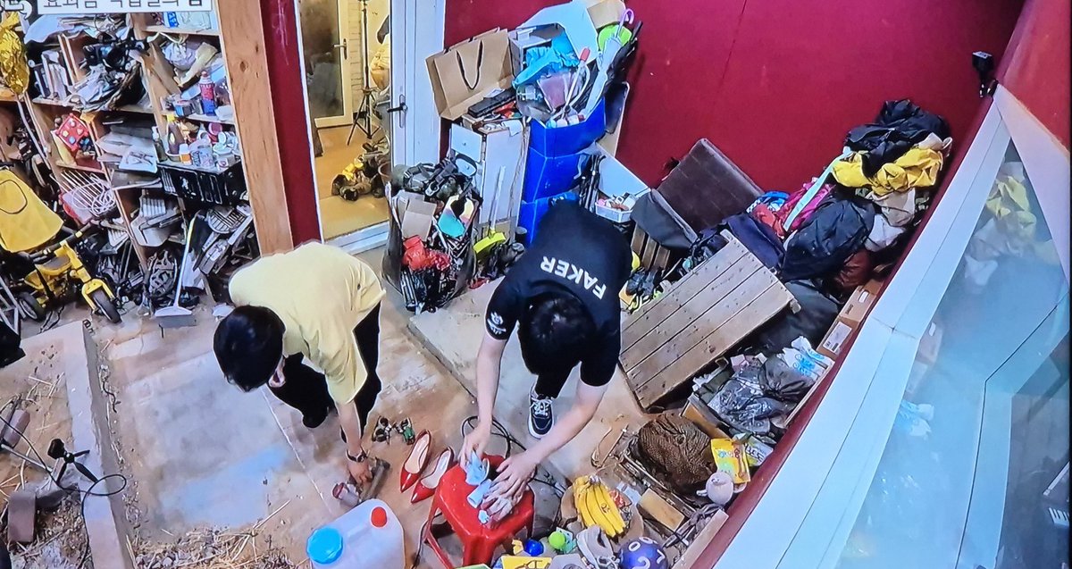 ??????? 지금 틈만나면 영화 효과음 작업실에 갔는데 거기서 소리녹음 하시는 분이 상혁이 유니폼 입고있어 ㅋㅋㅋㅋㅋㅋㅋㅋㅋㅋㅋ