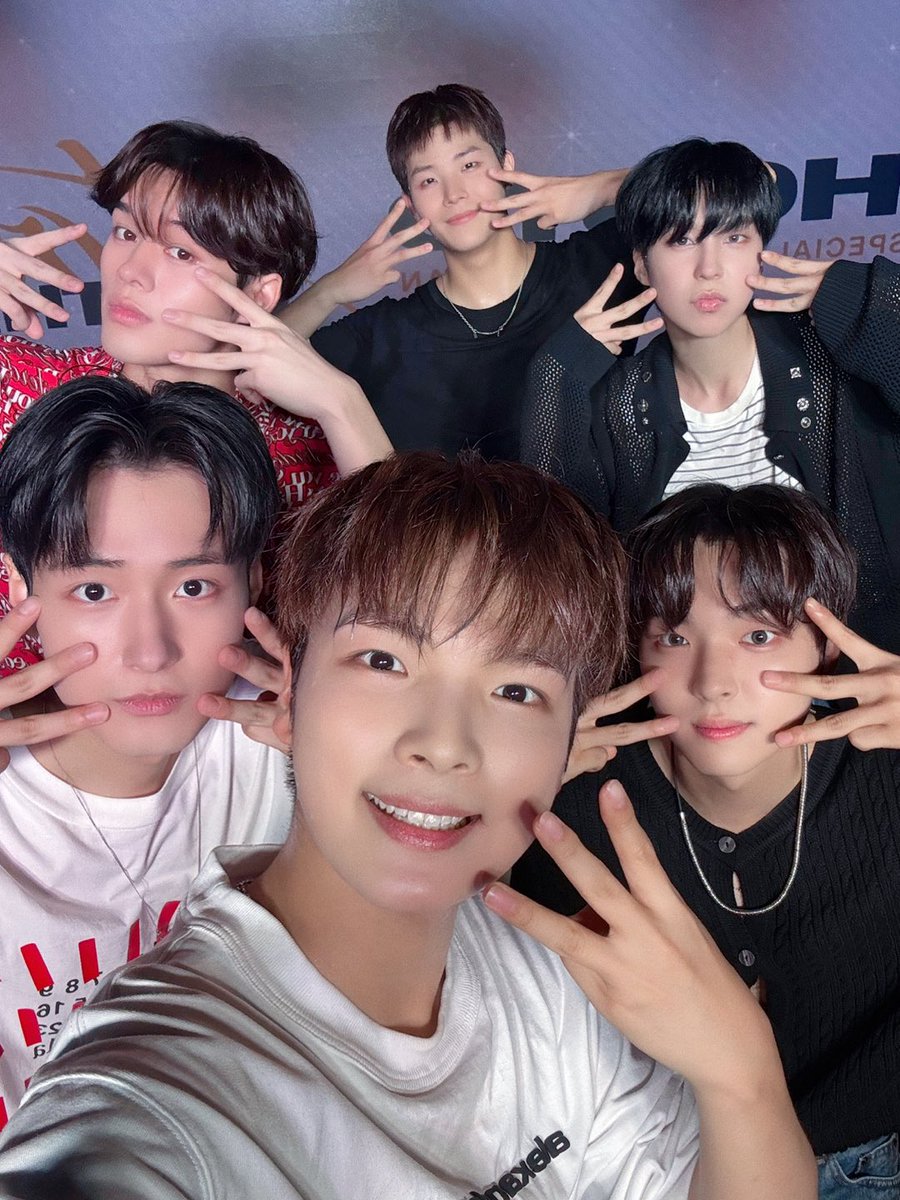 [📸]

GHOST9 JAPAN FANMEETING 2025 in TOKYO [#story_on_the_stage] 이벤트 셀카 공개 💗

/ᐠ⑅⸝⸝⸝⸝⑅ᐟ\ฅ

#GHOST9 #고스트나인 #ゴーストナイン