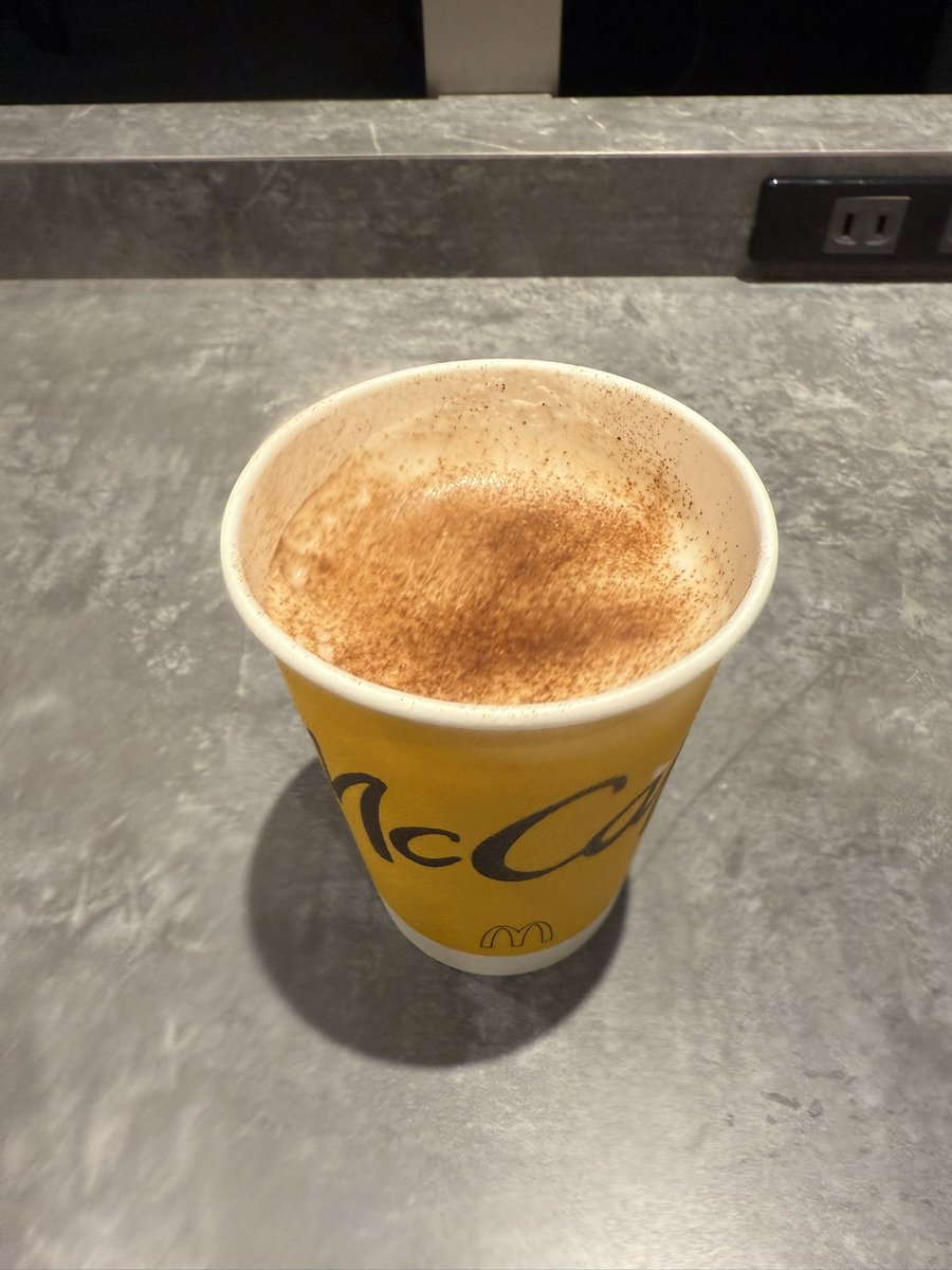 usausapinger's tweet photo. マックカフェでホットチョコレート。
「a」の上にこんな小さな白い小鳥が乗ってるの、知ってた？！
#マックカフェ
#ホットチョコレート https://t.co/3ZOBPx4Owc