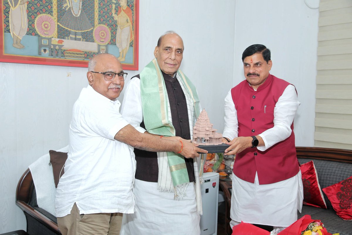 Dr Mohan Yadav (@drmohanyadav51) on Twitter photo आज नई दिल्ली प्रवास के दौरान माननीय रक्षा मंत्री श्री <a href="/rajnathsingh/">Rajnath Singh</a> जी से भेंट कर विभिन्न विषयों पर चर्चा की। आज नई दिल्ली प्रवास के दौरान माननीय रक्षा मंत्री श्री <a href="/rajnathsingh/">Rajnath Singh</a> जी से भेंट कर विभिन्न विषयों पर चर्चा की।