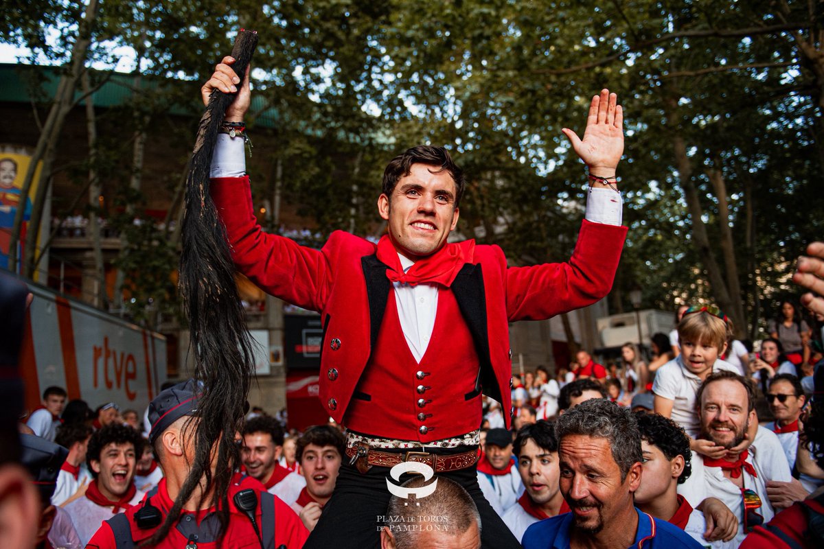 PAMPLONA: Guillermo Hermoso de Mendoza corta dos orejas y rabo.
Roberto Armendáriz (silencio) y oreja).
Léa Vicens vuelta y aplausos
Guillermo Hermoso de Mendoza oreja y dos orejas y rabo
🐂Carmen Lorenzo y dos de El Capea