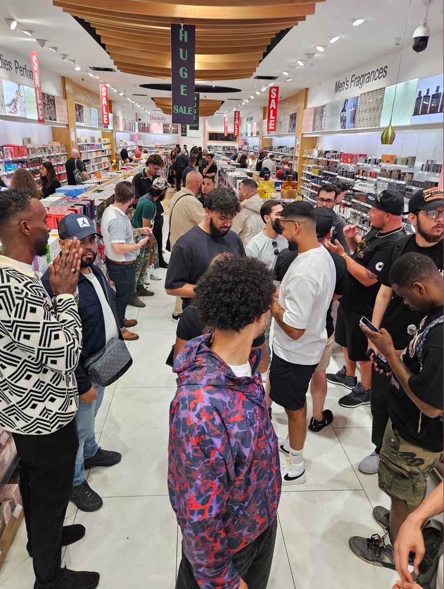 The biggest UK fragrance community gathering at Beauty Base for the launch of Legion Parfums!😍🔥

Were you there?

📍Beauty Base Westfield White City
📸EauDeRagnar