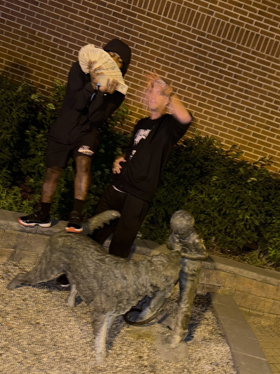 722Beeze's tweet photo. TURNT UP THE HOMELESS AT2am 🏴‍☠️📲🔋⚙️🖤 https://t.co/dgAd3jZBfv