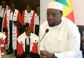 th_ibrahima5's tweet photo. Rencontre improvisée, feu vert assumé

À en croire la Primature, la fameuse rencontre entre @SonkoOfficiel et l’UMS n’aurait été ni une demande du Premier ministre, ni une sollicitation des magistrats, mais simplement une initiative “personnelle” de son conseiller juridique. Un conseiller visiblement très entreprenant, qui propose une rencontre, en informe son supérieur, obtient son accord…sans que celui-ci n’en soit vraiment à l’origine.

Il faut saluer cette nouvelle forme d’autonomie des collaborateurs : ils prennent des initiatives républicaines, organisent des rendez-vous sensibles, tout en épargnant à leur patron le fardeau d’en être responsable. L’élégance de la manœuvre tient dans cet équilibre délicat : agir en son nom, mais sans en avoir l’air.