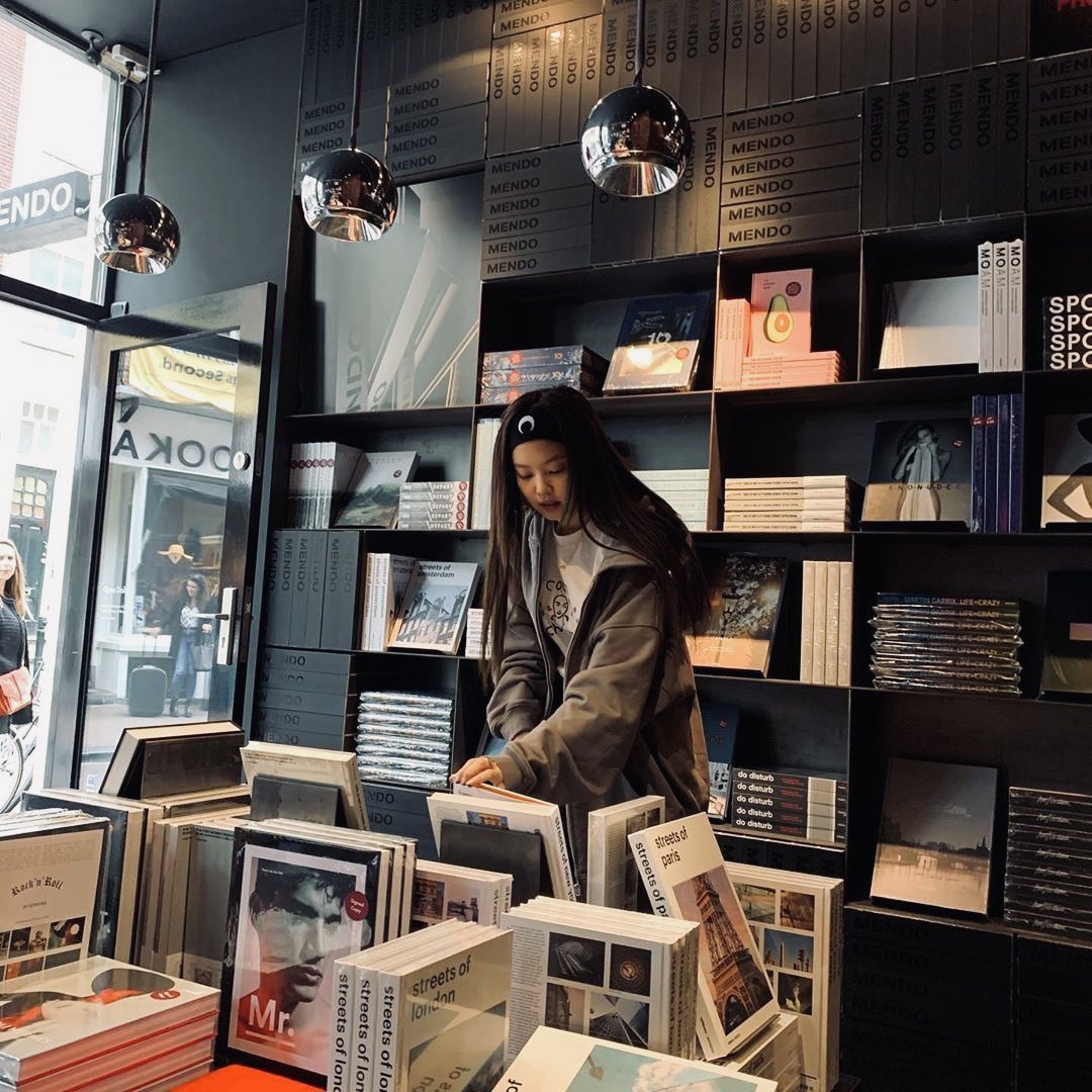imyoursjennie's tweet photo. under revision — a jenlisa au 

in a once-sleepy suburb now screaming potential, levi, a strategist, meets maui, a fiercely loyal bookstore owner who refuses to be written out of her own neighborhood. love wasn’t in their drafts but will it make the final cut? https://t.co/UrYzURYRc7