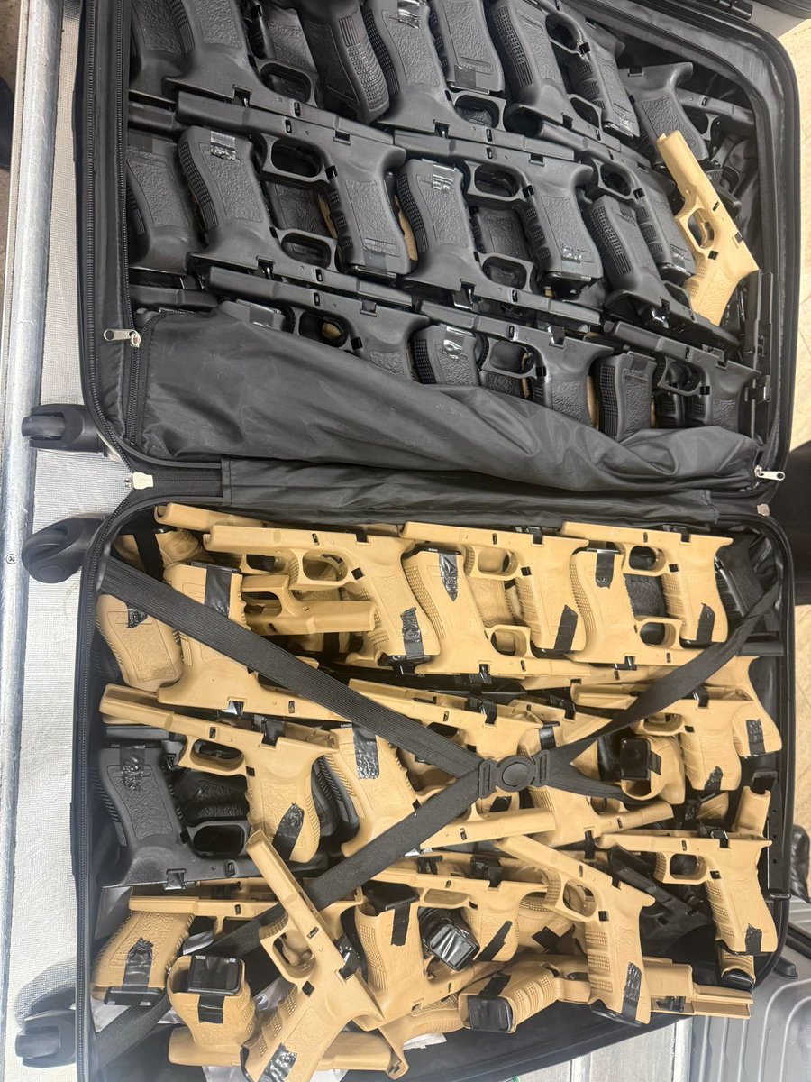 israelpolice's tweet image. During a covert operation by Israel Police officers at Ben Gurion Airport, an attempt to smuggle hundreds of firearm parts was thwarted. The suspect was arrested upon arrival and transferred for further investigation.