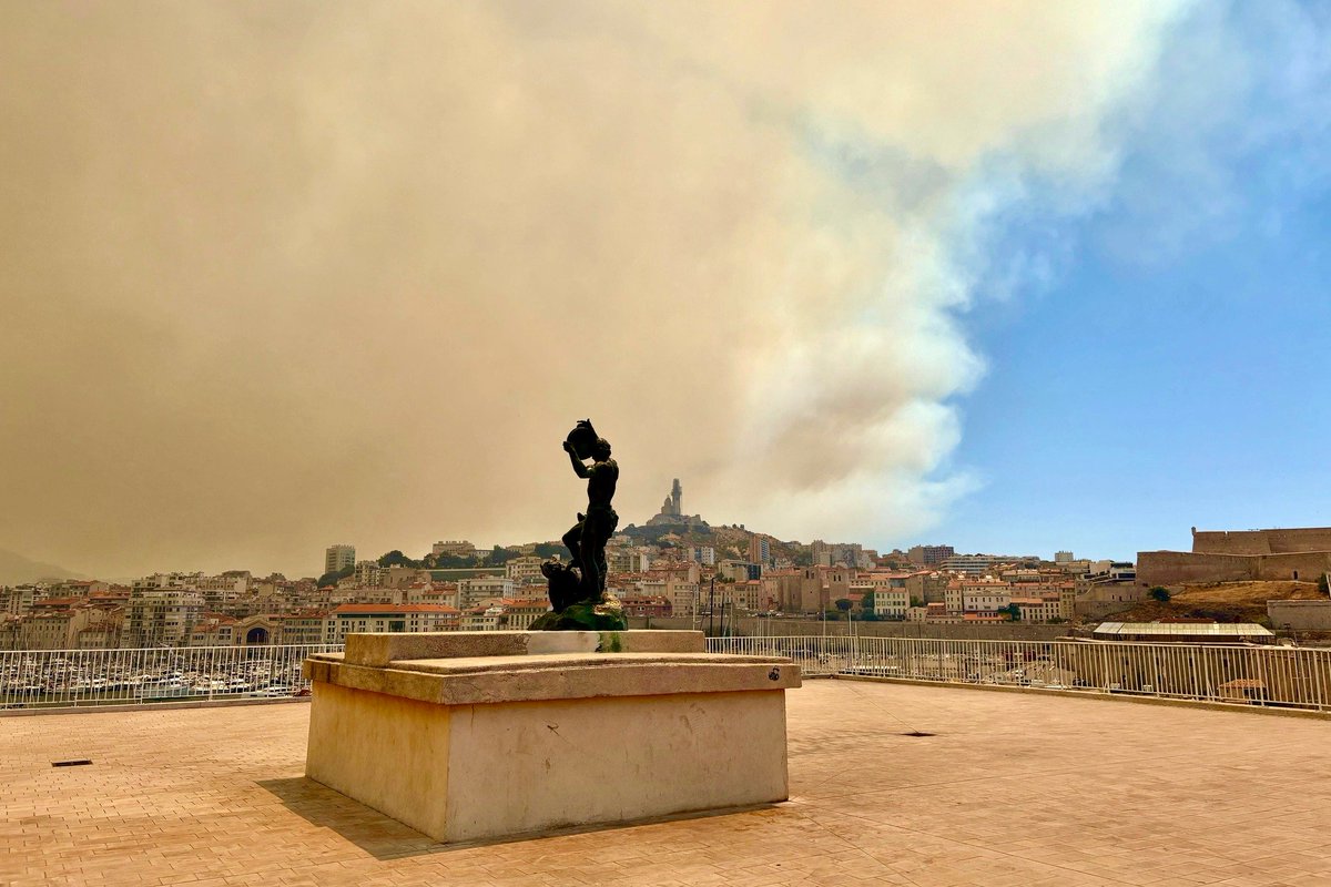 🔥💨 Un très gros #incendie s'est déclaré aux Pennes-Mirabeau dans les #BouchesDuRhône ce mardi 8 juillet 2025. Le panache de fumée est majeur et atteint une partie de la ville de Marseille, comme l'illustre ce cliché ! (via Made in Marseille)