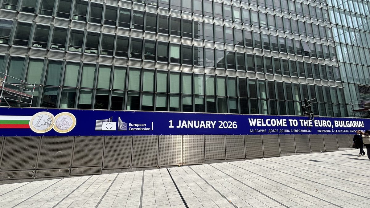 atanaspekanov's tweet image. After years of work, finally all is done, all the decisions are taken. Bulgaria to become the 21st member of the euro area on 1st January 2026.🇧🇬

Adjusting and creating new euro area aggregates (from EA20 to EA21) never felt so good. 🇧🇬🇪🇺