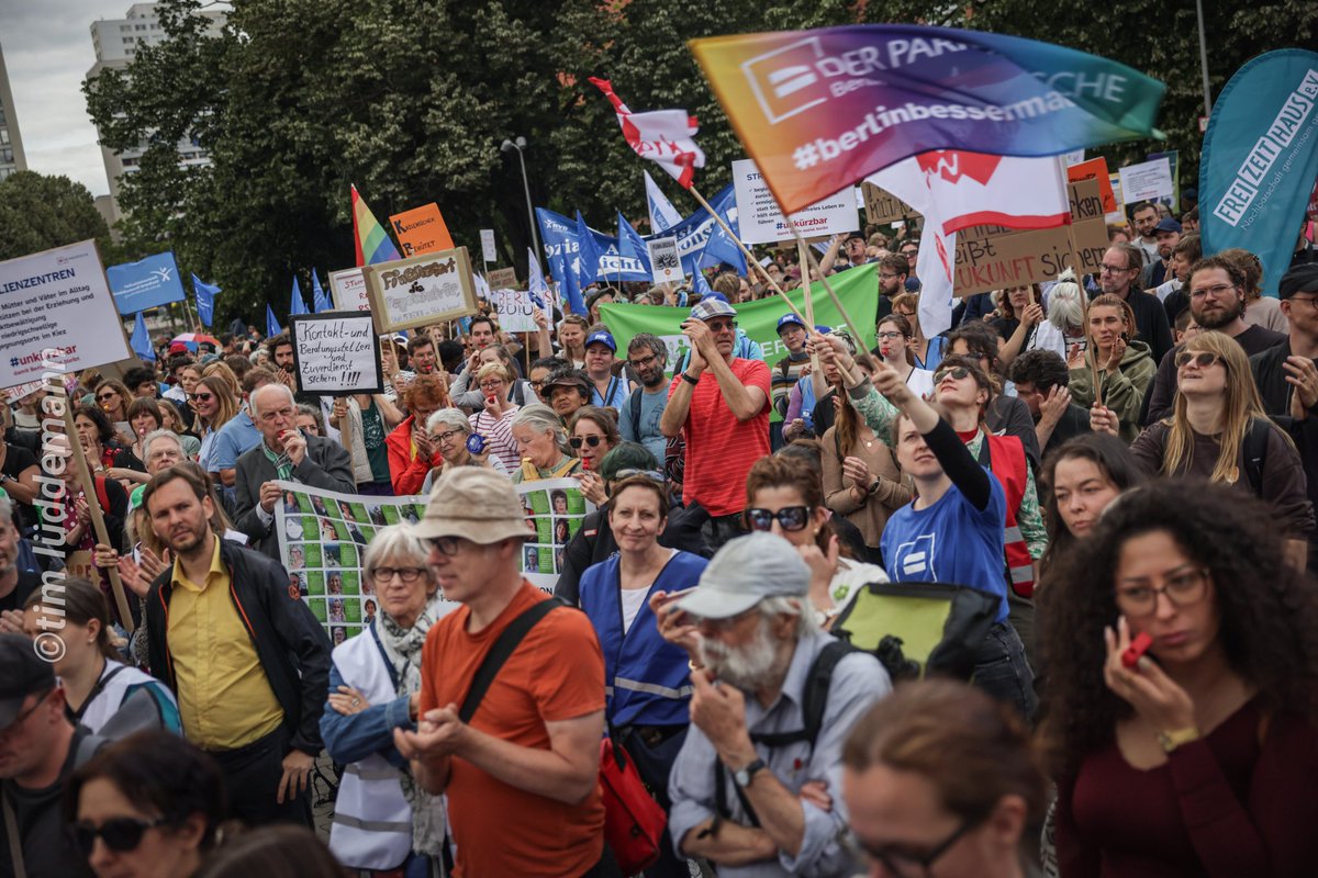 Eigentlich skandalös: In #Berlin droht der Senat so gut wie allen Sozialen Trägern erhebliche Kürzungen an mit dramatischen Folgen für die Stadt. Trotzdem fehlt der große Aufschrei. Heute sind zumindest die Träger auf die Straße gegangen und wehren sich, hunderte kamen. #B0707