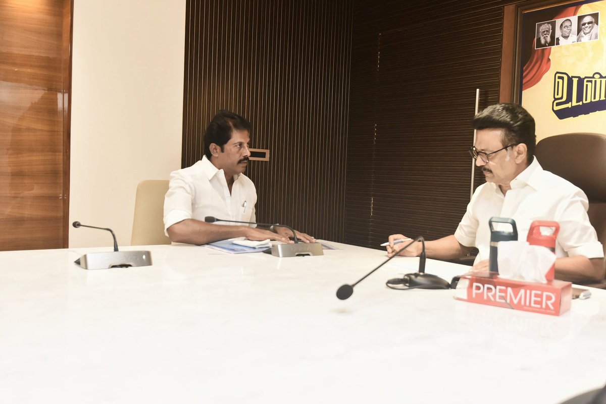 LPNEDUNCHEZHIY1's tweet photo. மாண்புமிகு தமிழ்நாடு முதல்வர் கழகத் தலைவர் தளபதி @mkstalin அவர்களை இன்று நேரில் சந்தித்து உடன்பிறப்பே வா நிகழ்ச்சியின் மூலம் தொகுதிவாரியாக கழக நிர்வாகிகளை சந்தித்து தொகுதி நிலவரங்களை கேட்டிருந்தபோது நான் கலந்து கொண்டு நிலவரங்களை எடுத்துக் கூறினேன்.

@Udhaystalin l @arivalayam l https://t.co/oldOYFOKpc