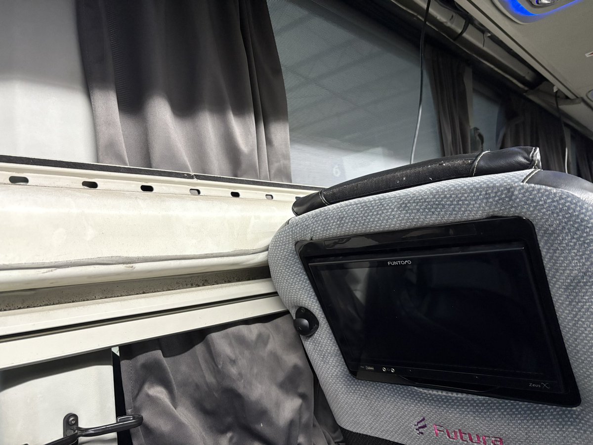 AucesMarco's tweet photo. @Futura_Oficial pésimo servicio y tus autobuses un riesgo, autobús 8401 destruido y con cables eléctricos descubiertos al interior https://t.co/R2fJvvRl9a