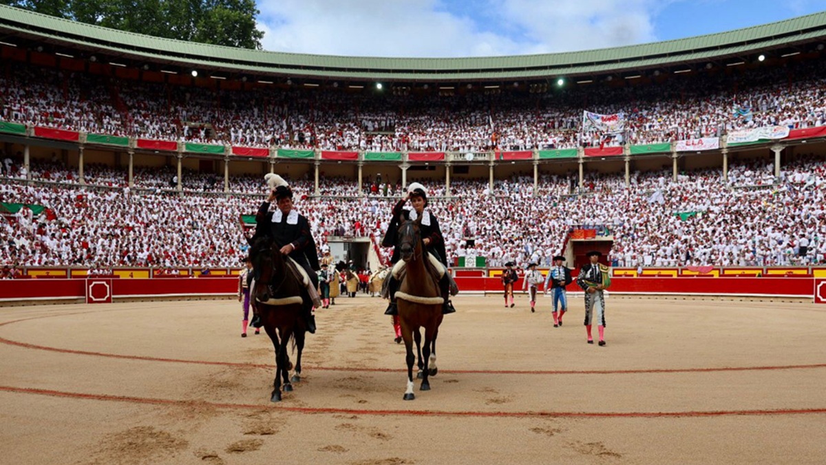PAMPLONA: Miguel Ángel Perera y Daniel Luque saludaron las únicas ovaciones de una tarde en la que Alejandro Talavante fue silenciado.
Miguel Ángel Perera ovación y silencio 
Alejandro Talavante silencio y silencio
Daniel Luque ovación y silencio
🐂Fuente Ymbro