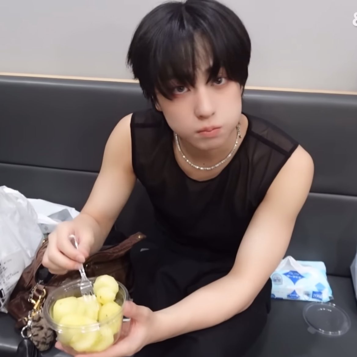 meimeime_00's tweet photo. 아니 근데 원래 키위 한조각 먹는다고 볼이 이렇게 커짐? https://t.co/ACuxdREyxB