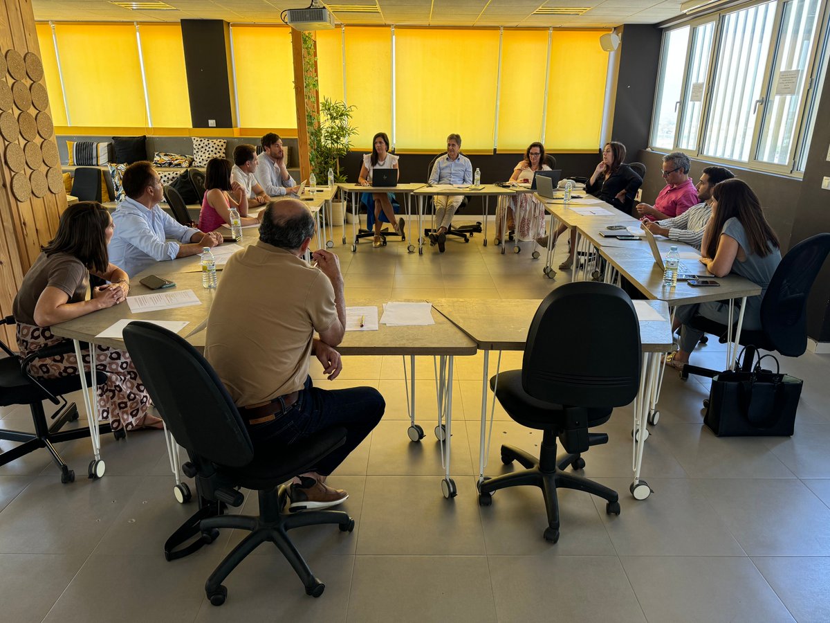 LINK by UMA-ATech (@linkbyuma) on Twitter photo Hoy ha tenido lugar en Link la reunión de la Red Málaga Startup Network 💡, promovida por <a href="/BicEuronova/">BIC Euronova</a> y compuesta por distintas entidades, a la que han asistido nuestra vicerrectora adj. <a href="/umaempresas/">UMA Empresas</a>, Carmen Pardo, y dir. de Servicio, <a href="/AntPenafiel/">Antonio Peñafiel</a>, en representación de <a href="/InfoUMA/">Universidad de Málaga</a>. Hoy ha tenido lugar en Link la reunión de la Red Málaga Startup Network 💡, promovida por <a href="/BicEuronova/">BIC Euronova</a> y compuesta por distintas entidades, a la que han asistido nuestra vicerrectora adj. <a href="/umaempresas/">UMA Empresas</a>, Carmen Pardo, y dir. de Servicio, <a href="/AntPenafiel/">Antonio Peñafiel</a>, en representación de <a href="/InfoUMA/">Universidad de Málaga</a>.