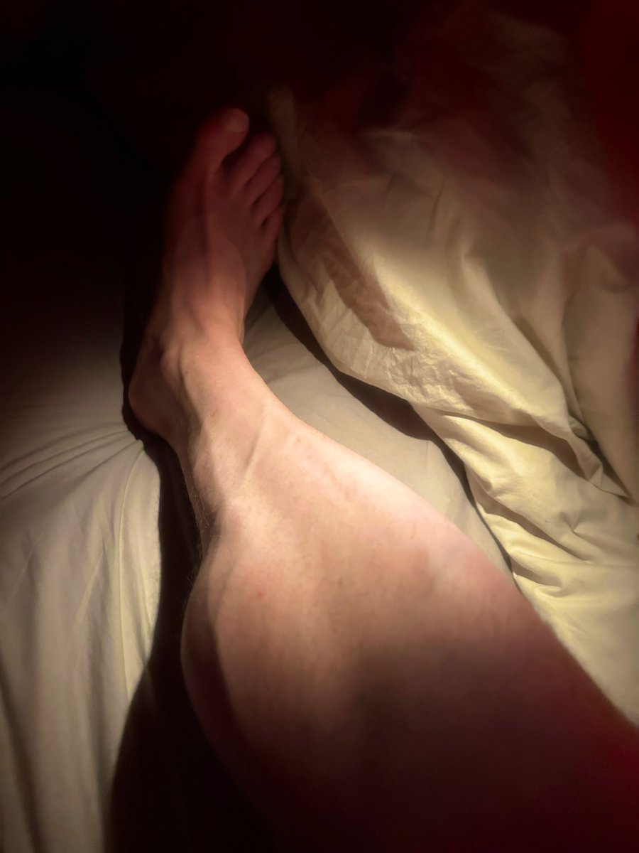 Who’s worshipping? #footworship #feet #calves #muscle