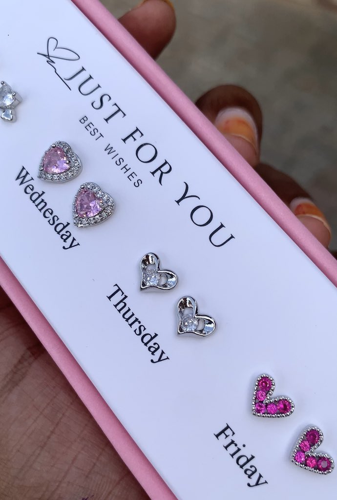 💌 I thought of you and I know you‘ll love this! Sending all my love and the happiest birthday wishes. 💗💚