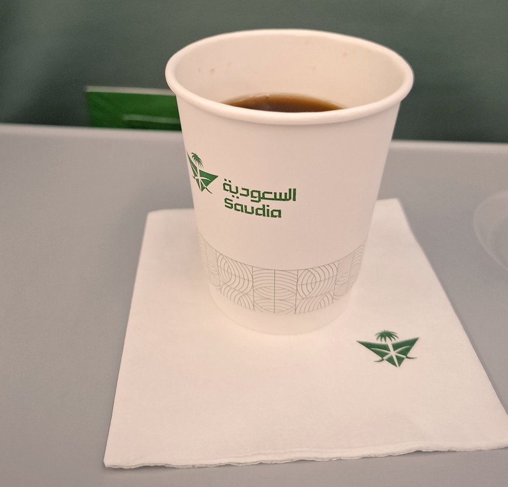 قدم لي الموظف اللطيف محمد من طاقم رحلة الخطوط السعودية رحلة 1864 هذا الكوب اللذيذ من القهوة، شكرا لطاقم الرحلة شكرا للسعودية
<a href="/Saudi_Airlines/">السعودية</a>