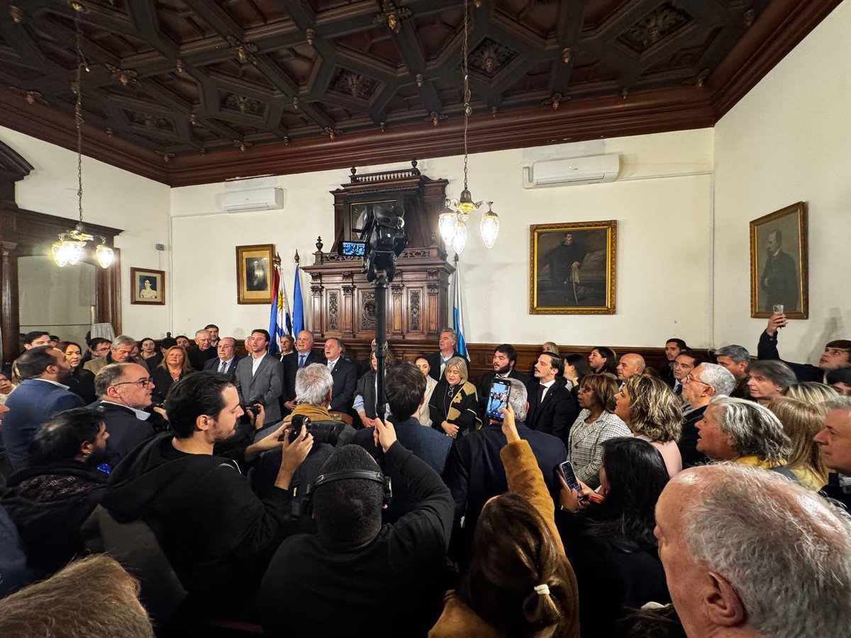 Marcos Pérez 🇺🇾 (@marcosperez62) on Twitter photo Asumen nuevas autoridades en el directorio. Felicitar a <a href="/MacarenaRubioF/">Macarena Rubio</a> que asume en circunstancias adversas a mitad de periodo y lo hizo de buena manera.
A las autoridades entrantes en especial a <a href="/PajaroEnciso/">Carlos Enciso Christiansen</a> que se reveló al status quo. Asumen nuevas autoridades en el directorio. Felicitar a <a href="/MacarenaRubioF/">Macarena Rubio</a> que asume en circunstancias adversas a mitad de periodo y lo hizo de buena manera.
A las autoridades entrantes en especial a <a href="/PajaroEnciso/">Carlos Enciso Christiansen</a> que se reveló al status quo.
