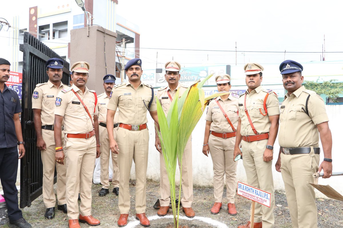 SP KOTHAGUDEM (@spkothagudem) on Twitter photo సమస్యలతో పోలీస్ స్టేషన్కు వచ్చే భాధితుల సమస్యల పరిష్కారానికై భాద్యతగా కృషి చేయాలి.సైబర్ నేరాల బారిన పడకుండా ప్రజలను అప్రమత్తం చేస్తూ అవగాహనా కార్యక్రమాలను ఏర్పాటు చేయాలి.
కొత్తగూడెం త్రీ టౌన్ పోలీస్ స్టేషన్ ను సందర్శించిన ఎస్పీ రోహిత్ రాజు ఐపిఎస్ <a href="/TelanganaCOPs/">Telangana Police</a> <a href="/TelanganaDGP/">DGP TELANGANA POLICE</a> సమస్యలతో పోలీస్ స్టేషన్కు వచ్చే భాధితుల సమస్యల పరిష్కారానికై భాద్యతగా కృషి చేయాలి.సైబర్ నేరాల బారిన పడకుండా ప్రజలను అప్రమత్తం చేస్తూ అవగాహనా కార్యక్రమాలను ఏర్పాటు చేయాలి.
కొత్తగూడెం త్రీ టౌన్ పోలీస్ స్టేషన్ ను సందర్శించిన ఎస్పీ రోహిత్ రాజు ఐపిఎస్ <a href="/TelanganaCOPs/">Telangana Police</a> <a href="/TelanganaDGP/">DGP TELANGANA POLICE</a>